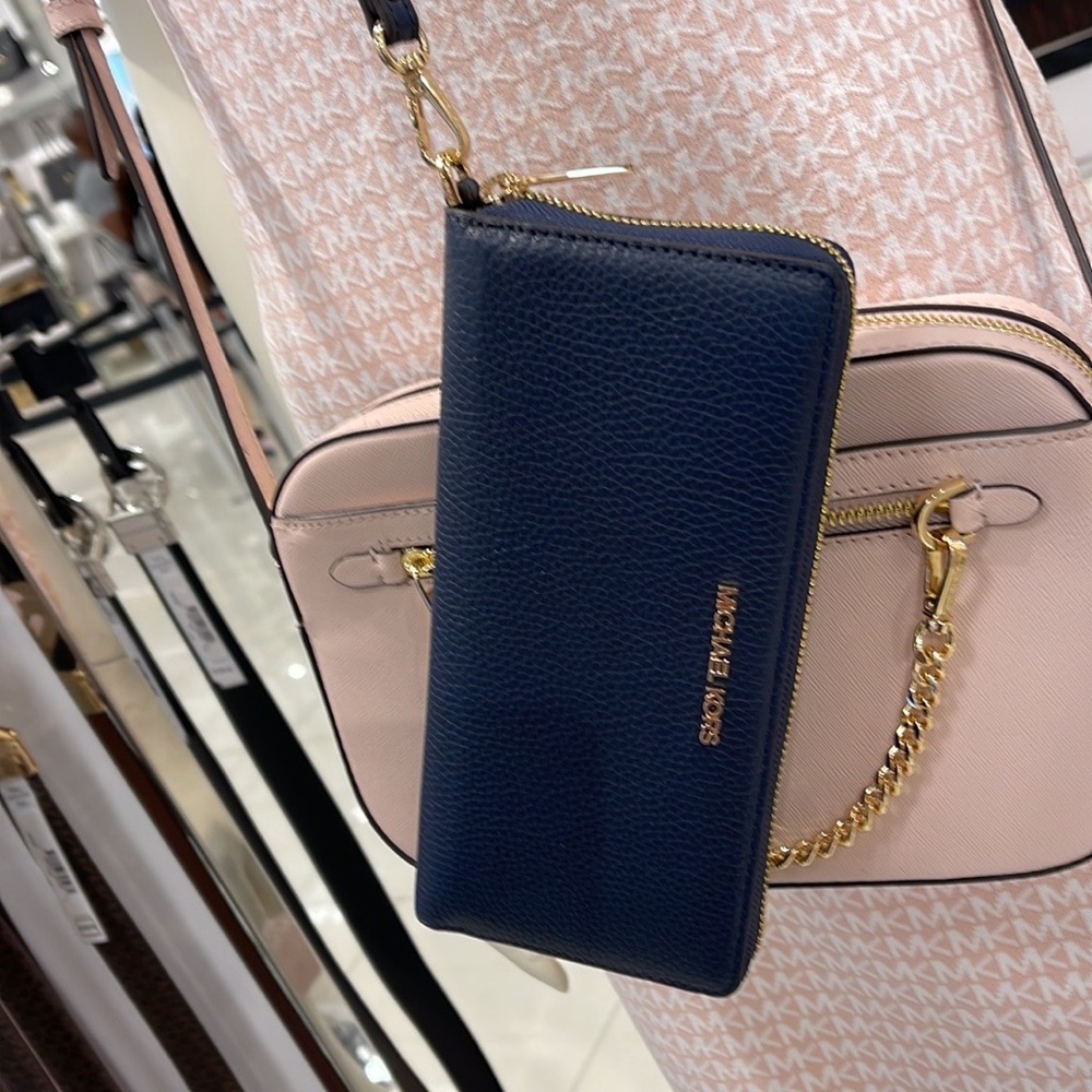 Michael Kors Jet Set Travel Large Travel CONTINENTAL 
Navy - Picture 9 of 16